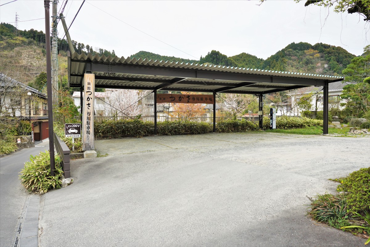 屋根つき駐車場（電気自動車充電スポットあり）