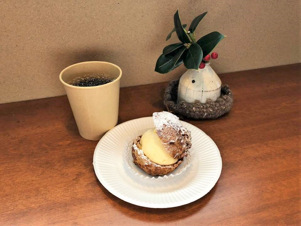 男性も好む大人気のシュークリーム、コーヒーは1杯サービスです