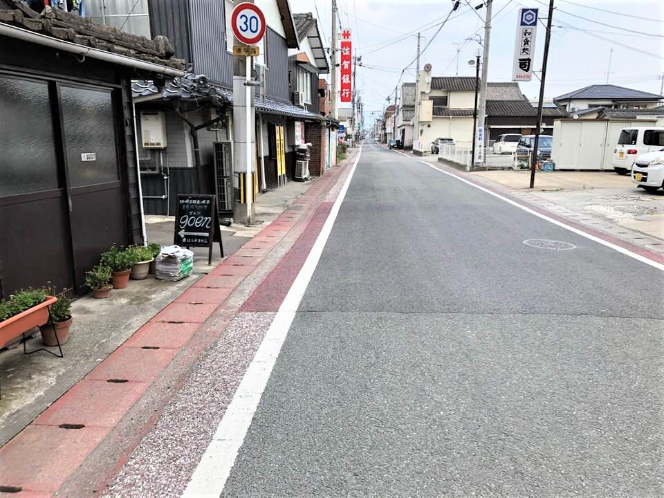 商店街通りから路地横へ（車での進入はできませんのでご注意ください）