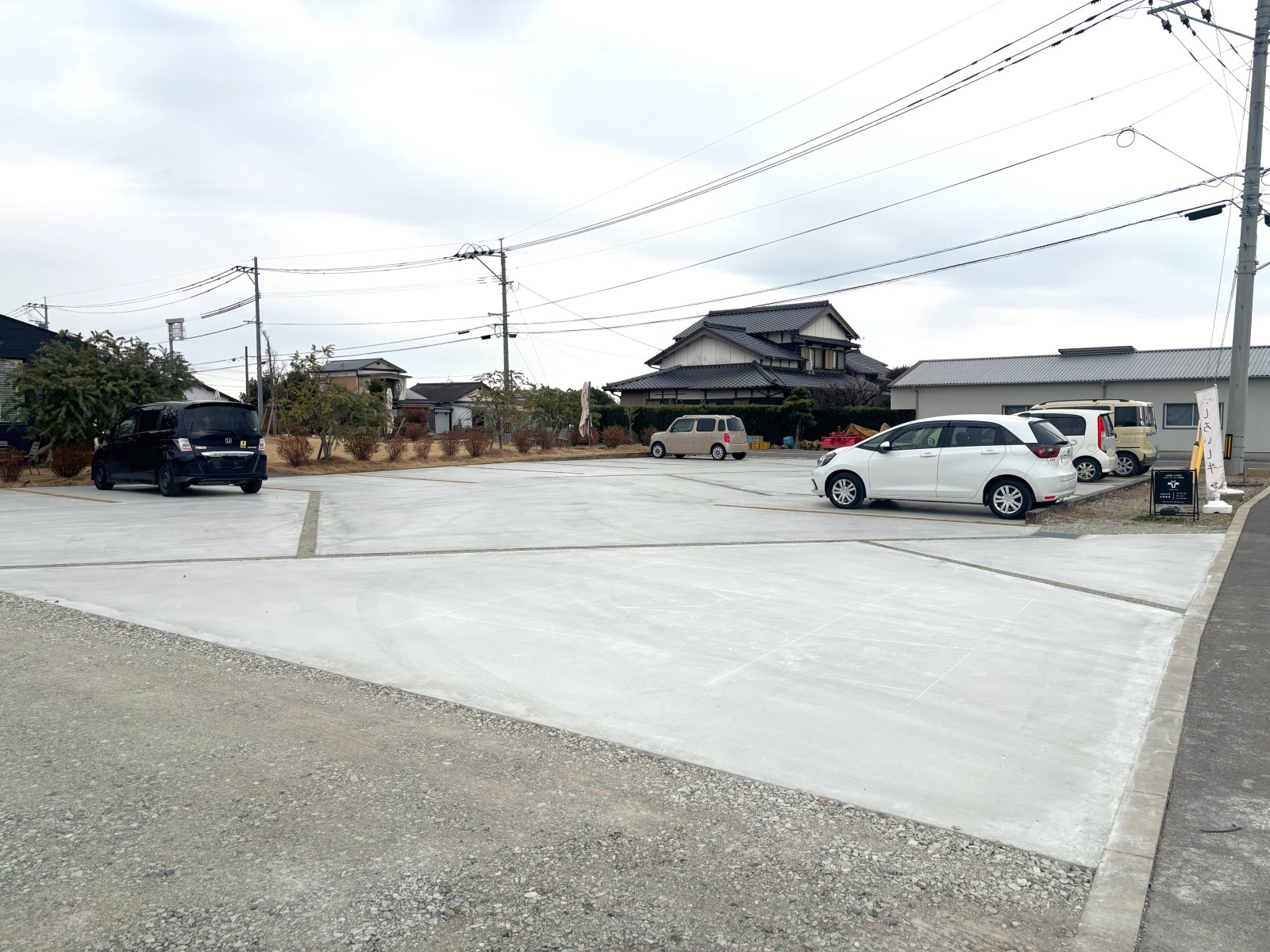 広い舗装された駐車場