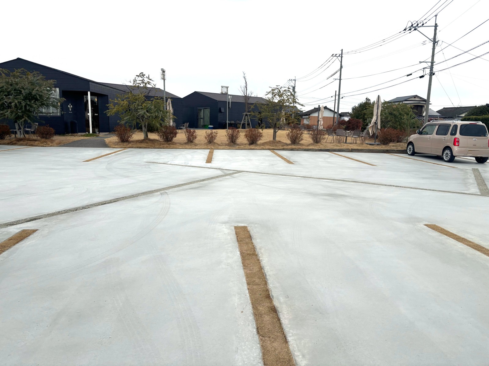 舗装されているので、ベビーカーや車いすでもスムーズに店舗まで行けます