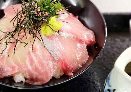 ​数量限定！目の前の仮屋湾とれたて海丼