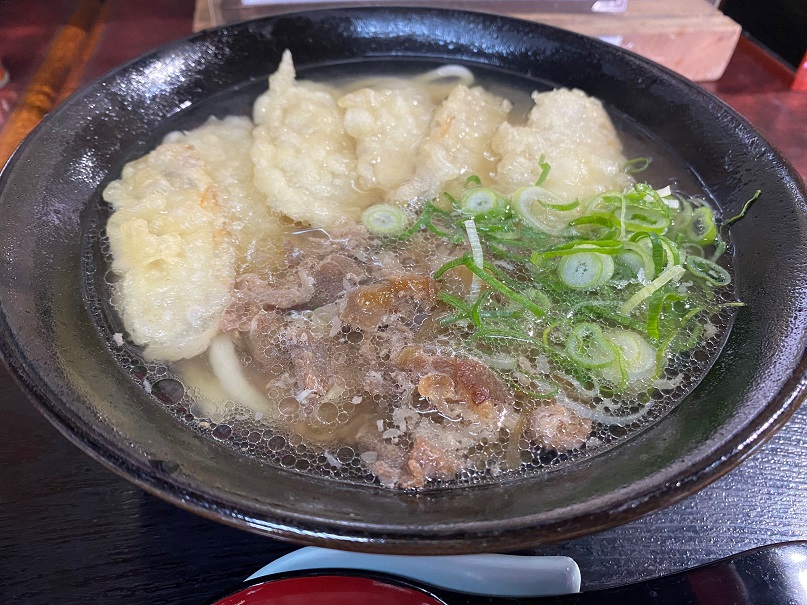 人気の肉ごぼう天うどん