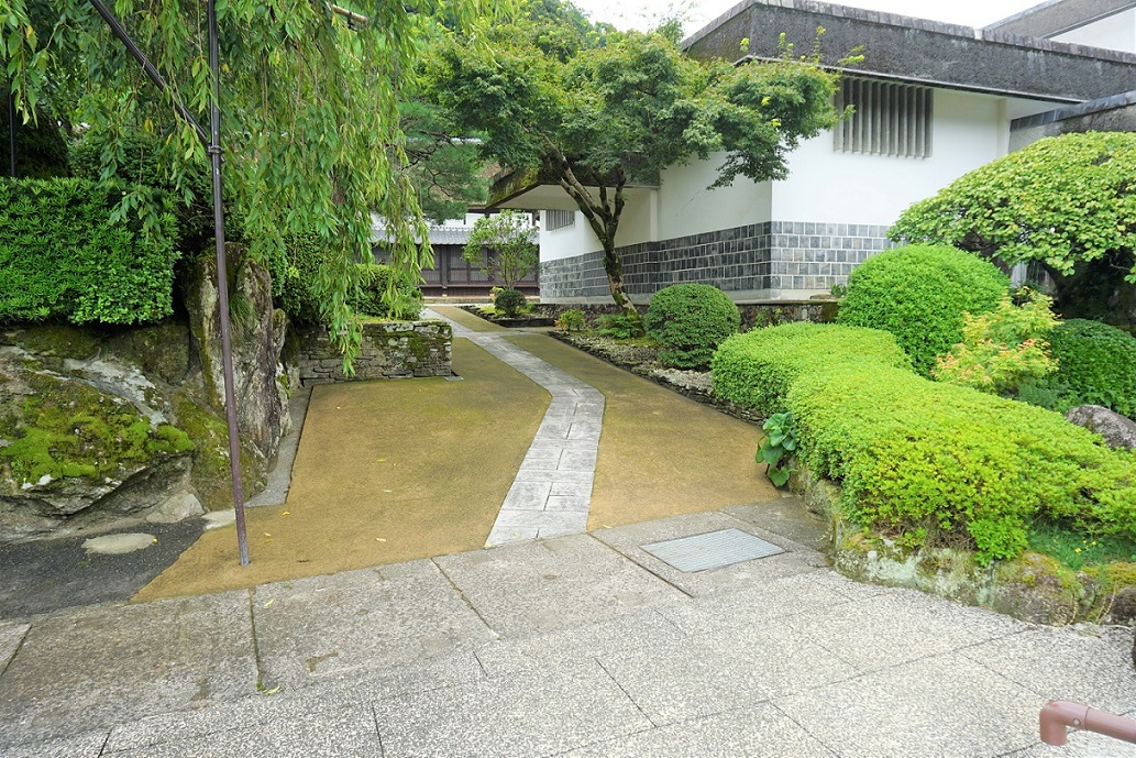 秋は紅葉、春は枝垂桜がきれいに咲き誇ります