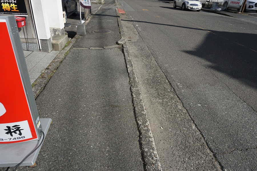 車道と歩道には段差があります。