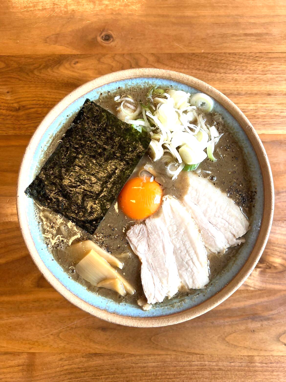 煮干しラーメン（生卵トッピング）