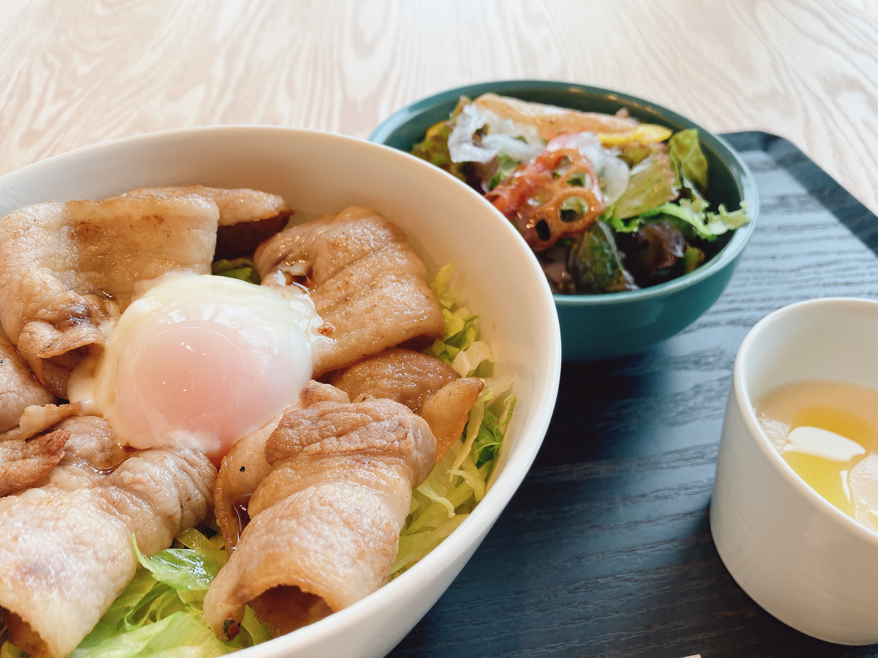 自家製ベーコン温玉丼