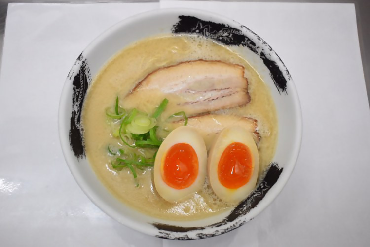 煮卵入りラーメン