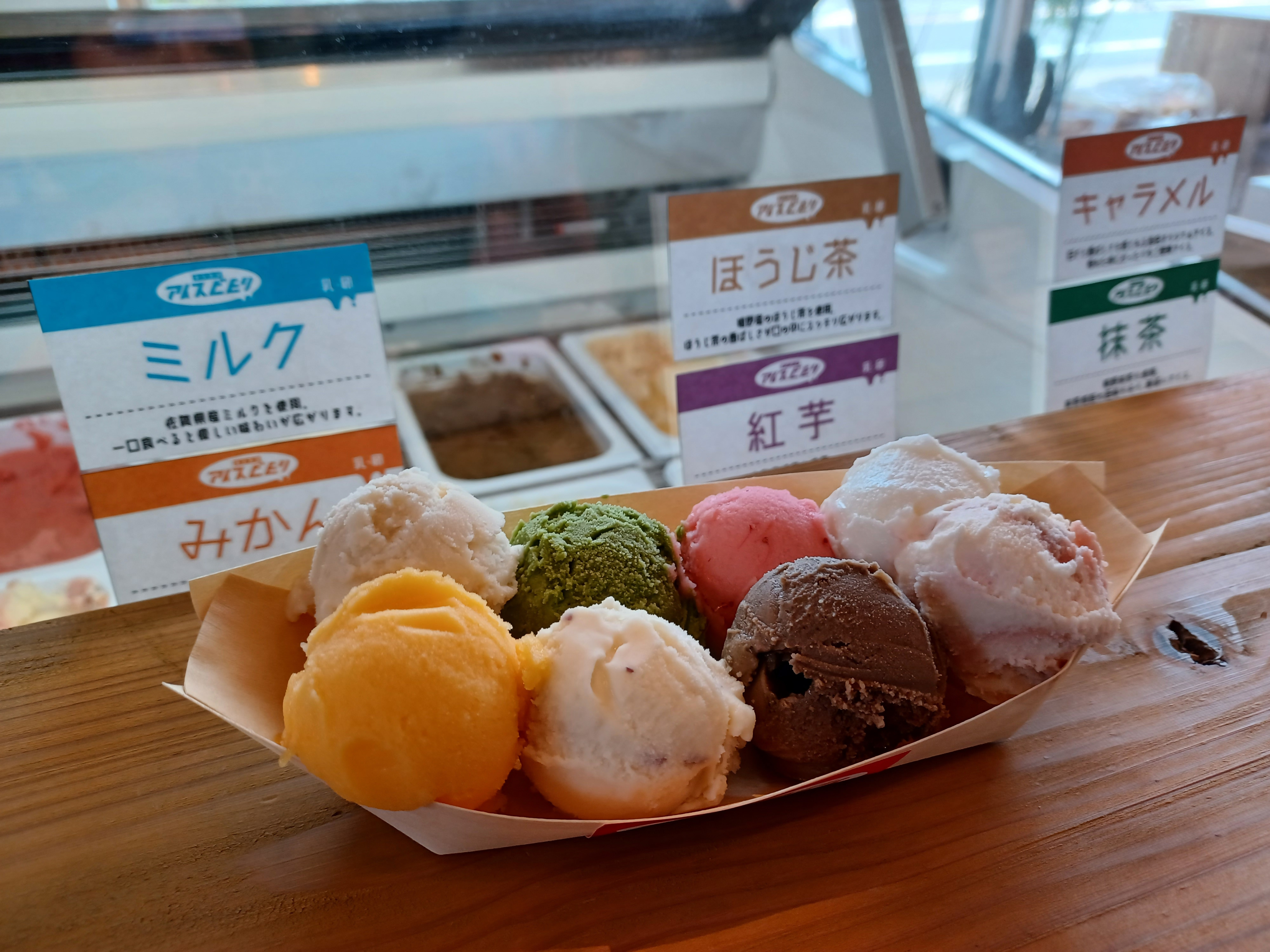 8種類のフレーバーが楽しめる「たこやきアイス」※たこ焼きサイズのアイスクリームです