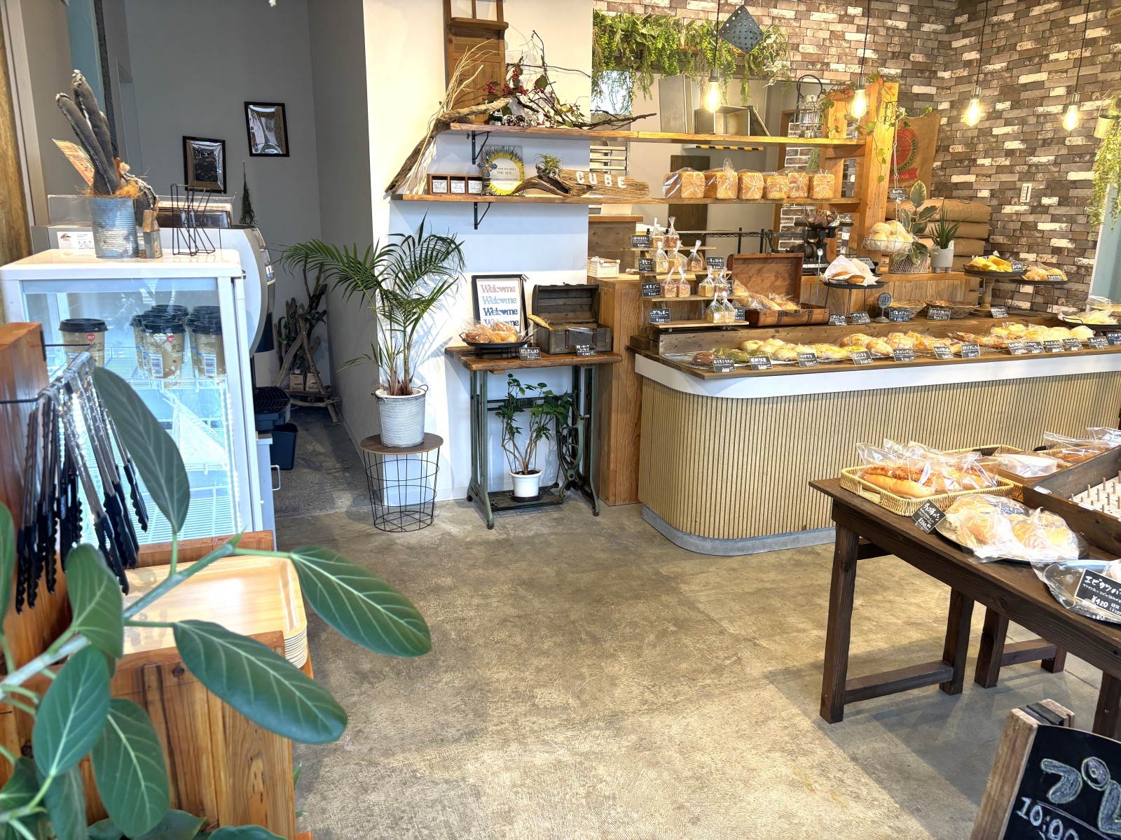 店舗入り口から店内までは段差なく入店できます