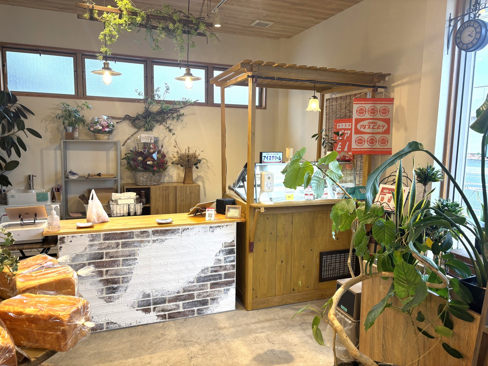 店舗奥にレジがあります