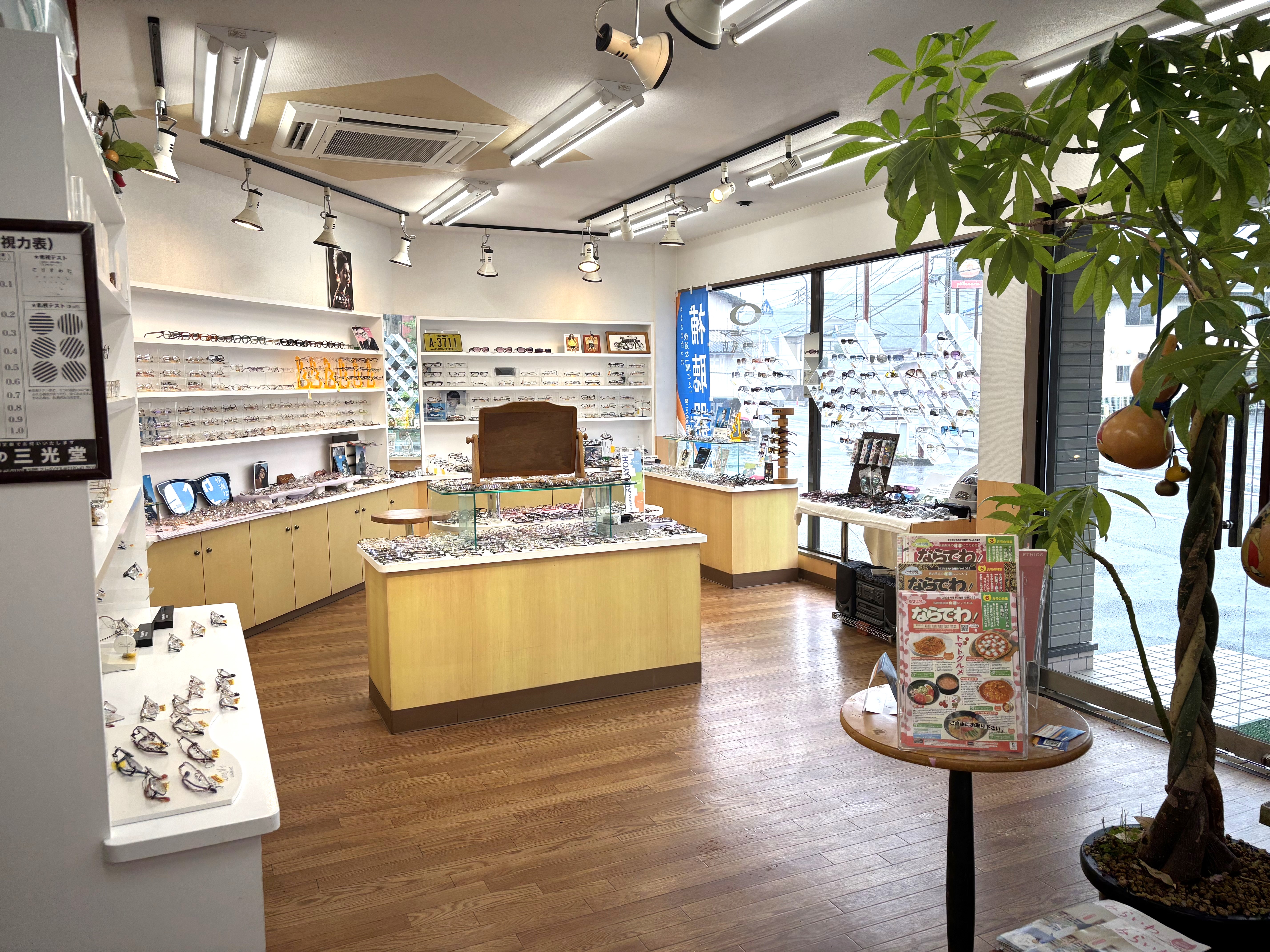 広くて明るい店内
