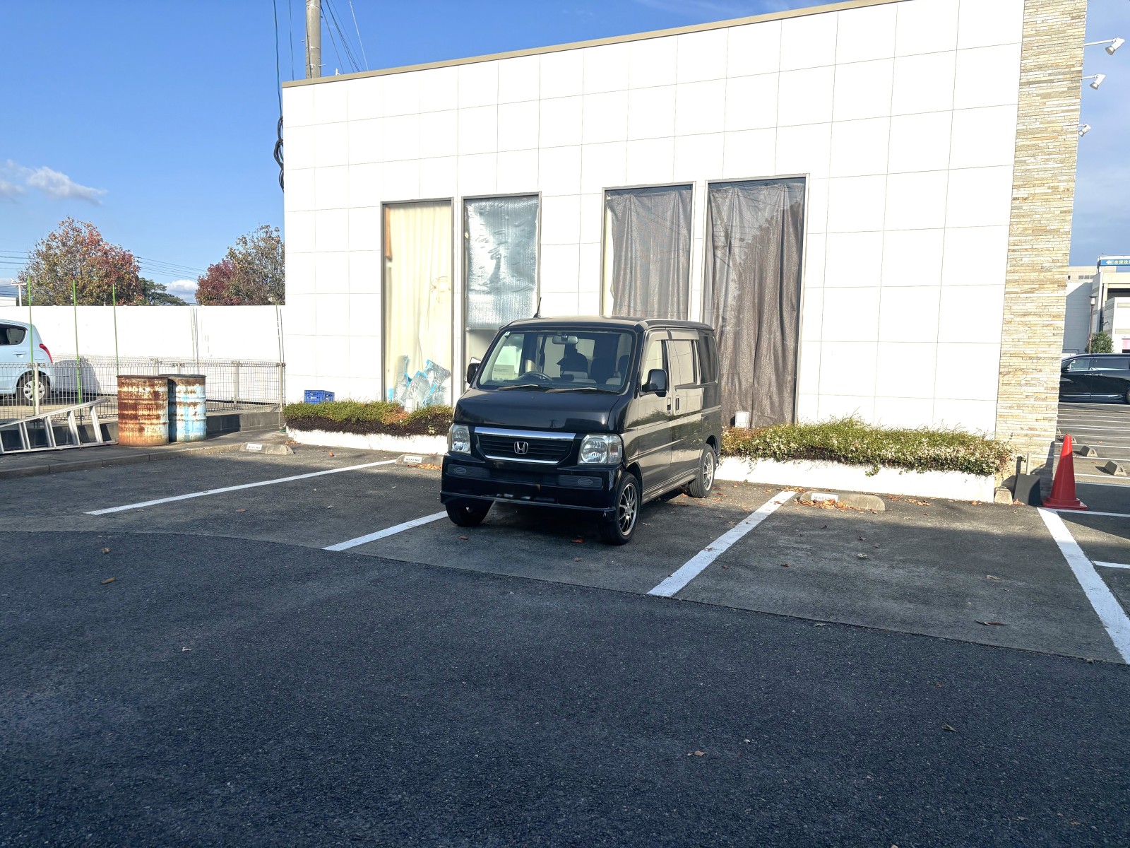 店舗横駐車場