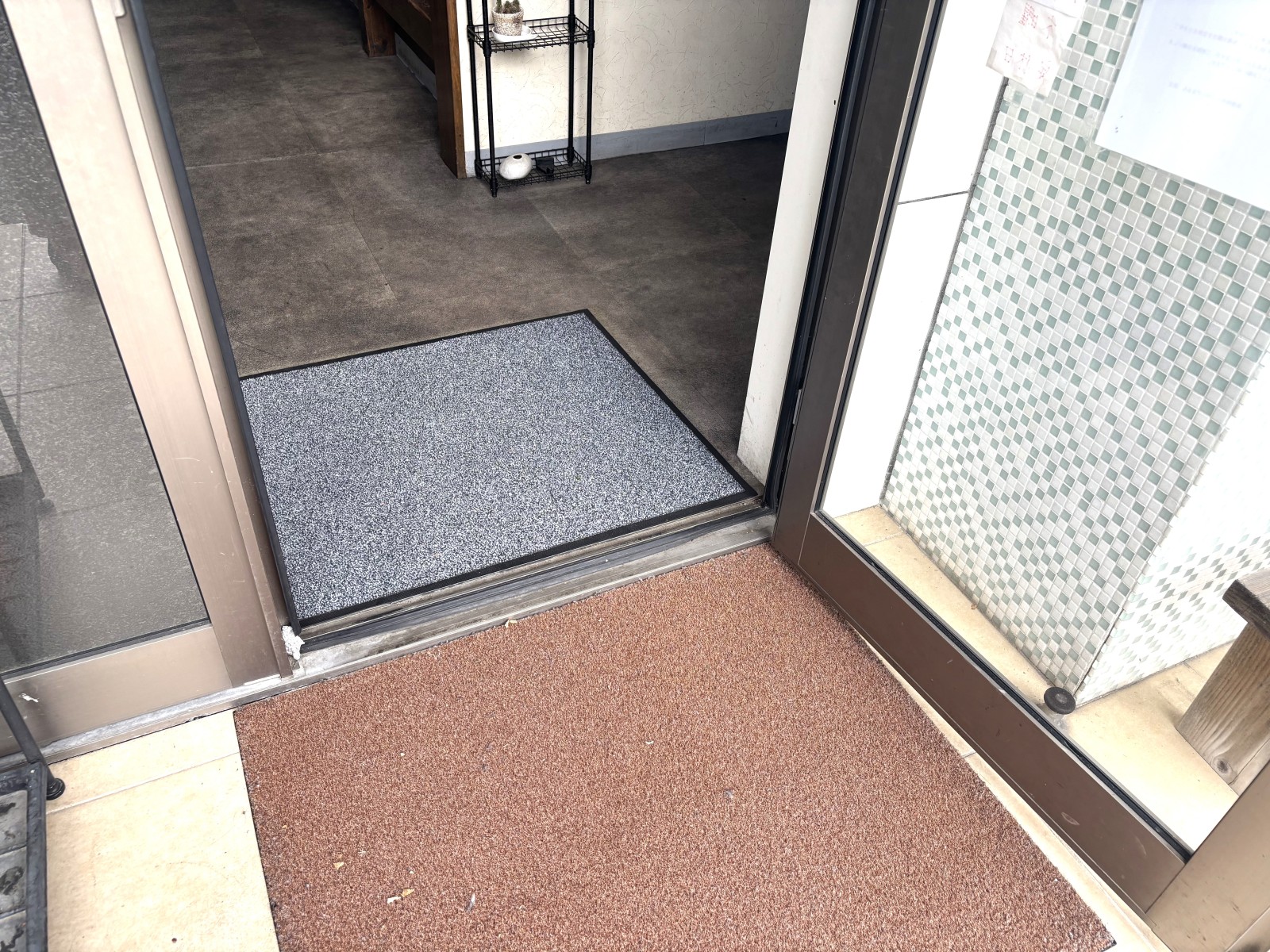 レールの段差のみで、ほぼフラットです