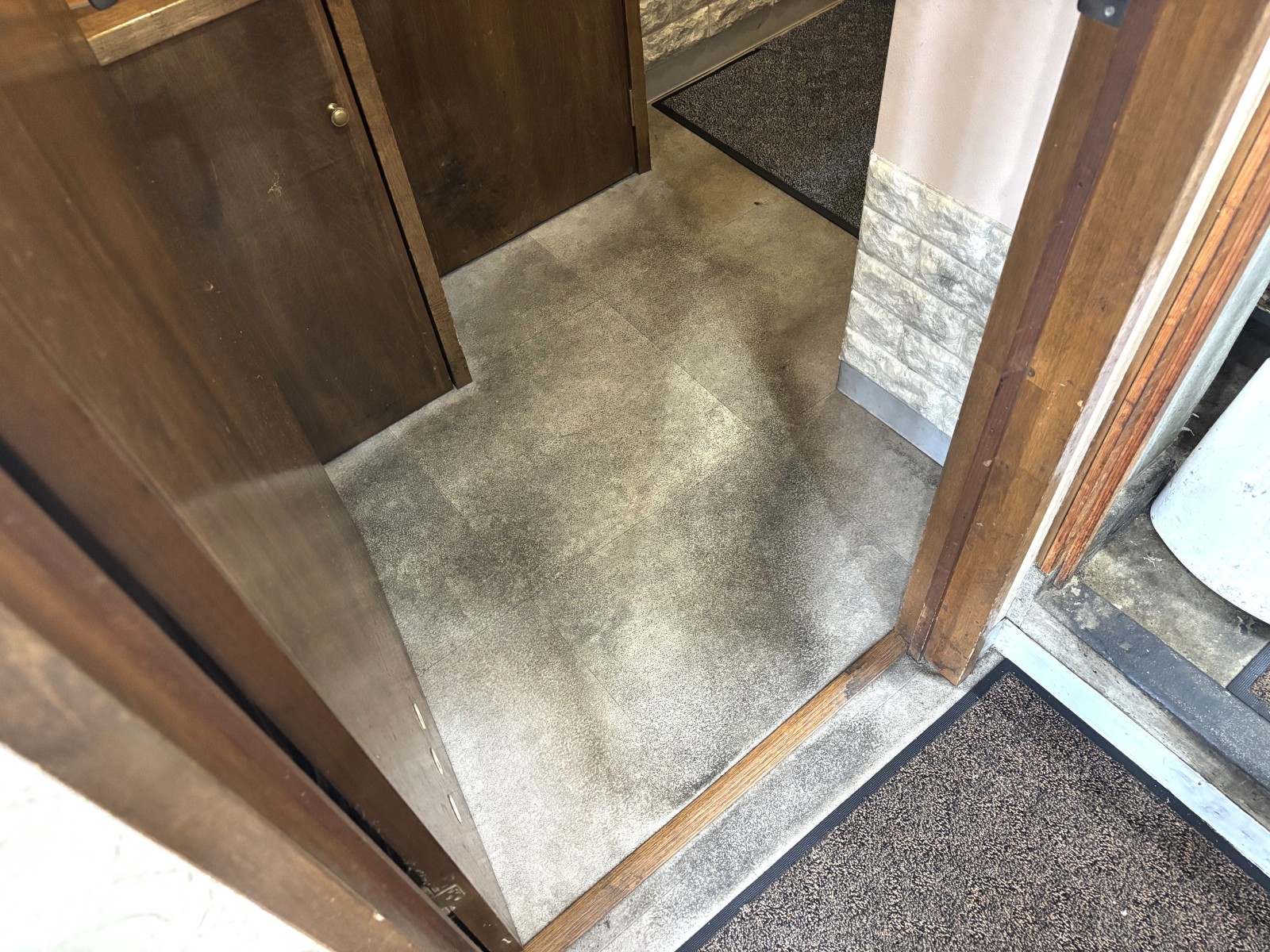 レールの凸凹はありますが、ほぼフラットです