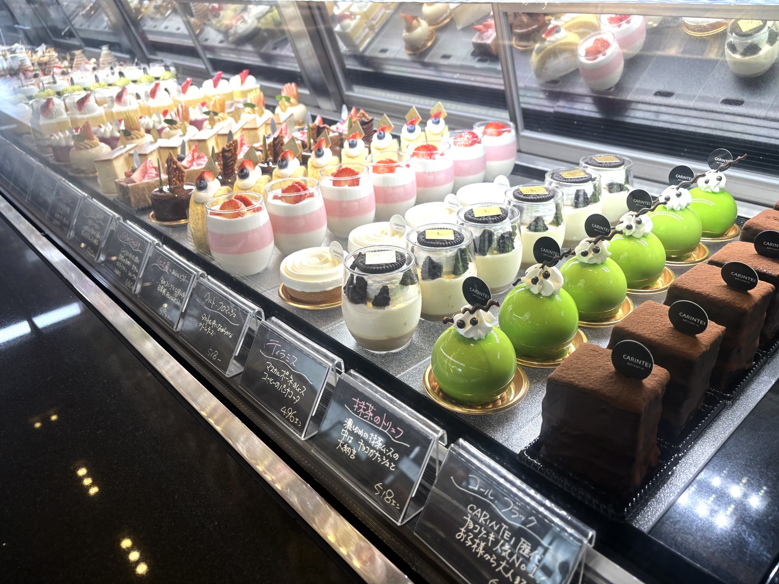 きらびやかで種類豊富なケーキ✨